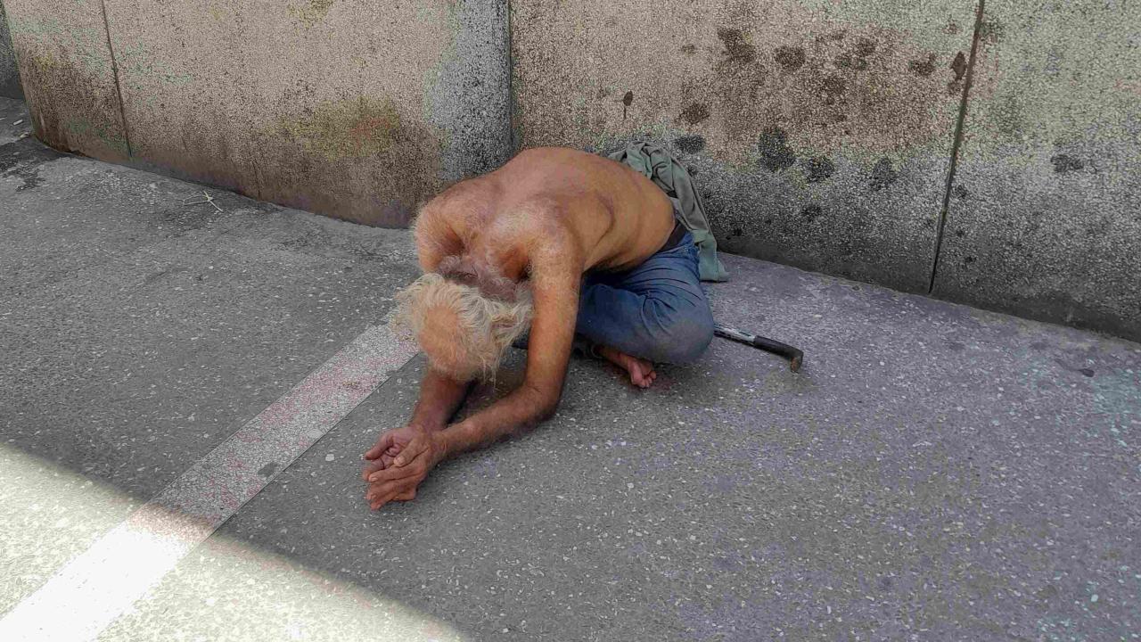 Un anciano pide limosnas en una calle de Cuba.
